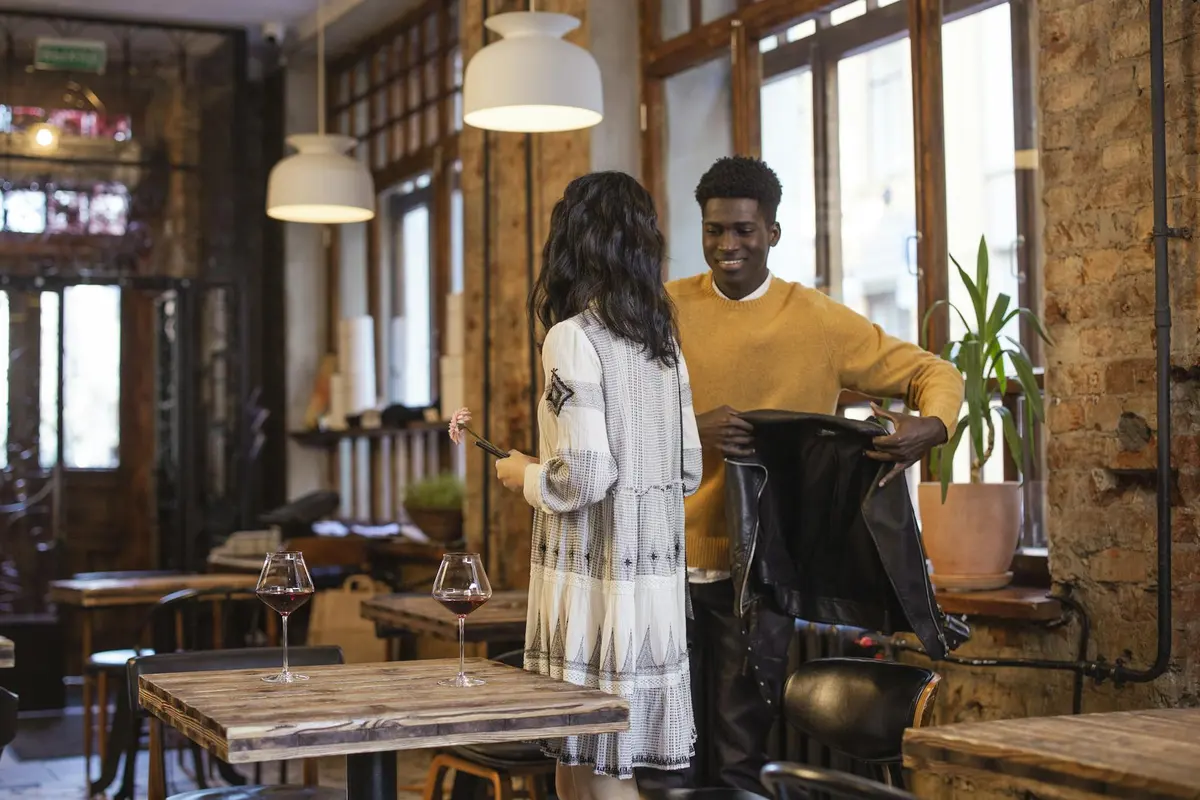 First Date Tips for Women Who Want to Feel Confident: During the date: stay warm, safe, and observant