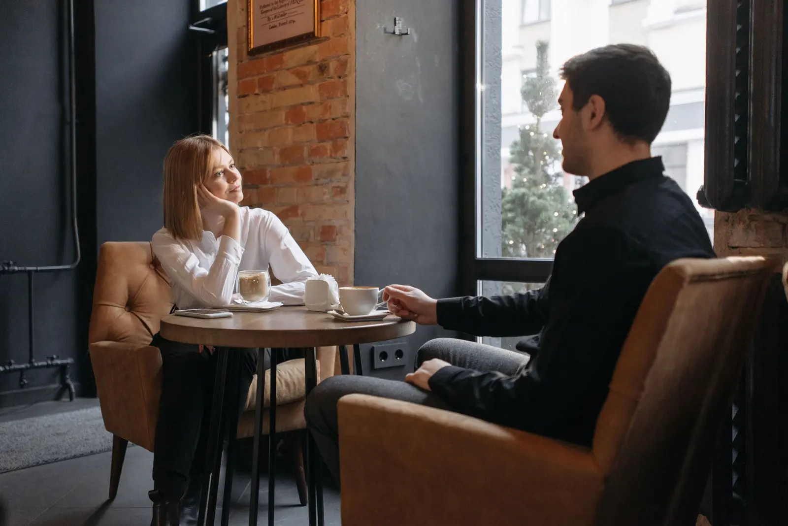 What to look for in a guy: two people having a calm coffee date conversation