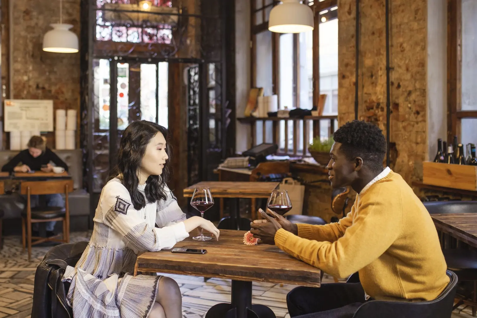 Two people meeting in a cafe and deciding whether early talking is becoming dating