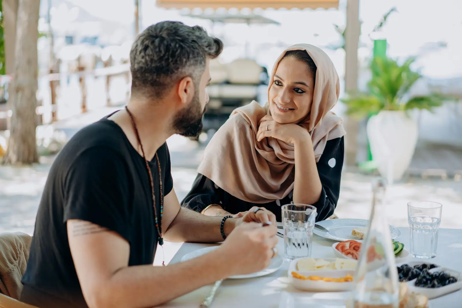 A couple at lunch having a clearer conversation about where dating is going